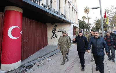 Millî Savunma Bakanı Hulusi Akar  ve Sağlık Bakanı Fahrettin Koca Antakya ve Altınözü’ndeki Çalışmaları İnceledi, Vatandaşlarla Bir Araya Geldi
